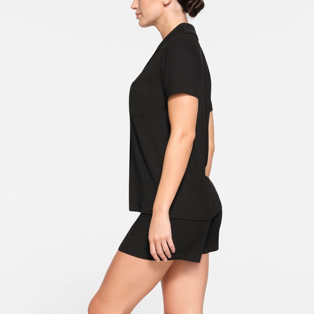 SKIMS SOFT LOUNGE SLEEP SHORT SET - ONYX - Picture 2 of 4